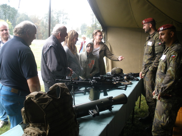 Vojáci ze 4. brigády rychlého nasazení představili ruční zbraně