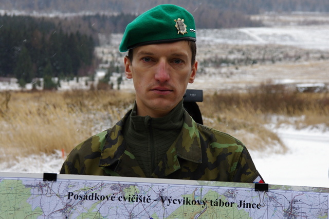 Voják drží v rukou mapu VÚ u dopadové plochy Jordán 