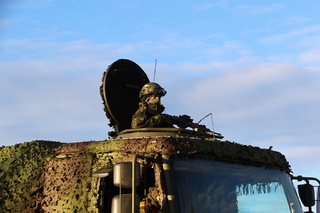 Voják kontroluje okolí při zasazení do prostoru určení