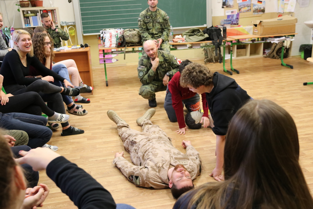 Voják právě zkolaboval, co uděláte, ptali se vojáci dětí