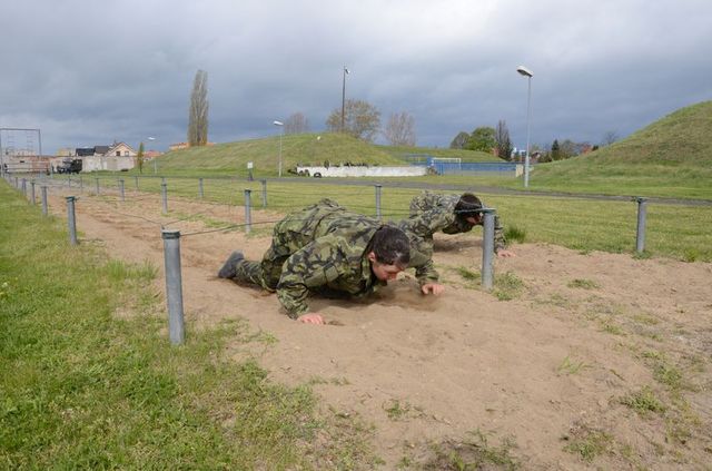 Vojákyně spolu soupeří v rychlosti zdolání překážky
