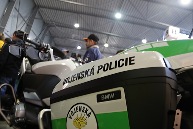 Vojenská policie používá silné stroje se speciální výbavou