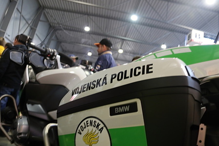 Vojenská policie používá silné stroje se speciální výbavou