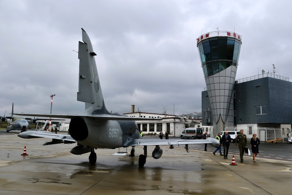 Vojenská technika na letišti ve Varech