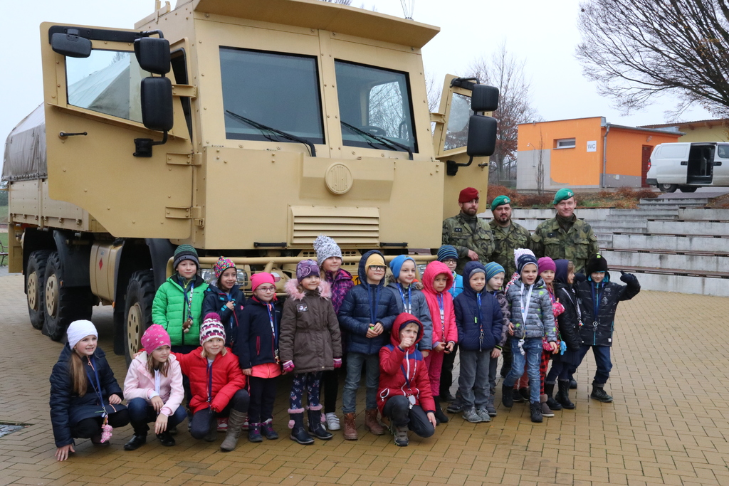 Vojenská technika v obležení dětí.