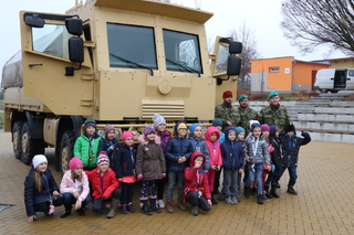 Vojenská technika v obležení dětí.