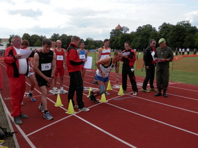 Na startovní čáře před disciplinou zvanou cross kpt. Michal Škobrtal - č. 14