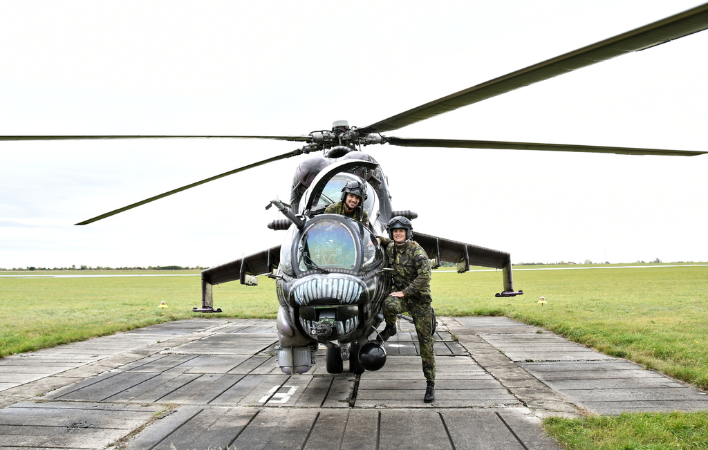 Vojenský výcvik mistrů světa z Dukly v bojovém vrtulníku  - prap. Martin Fuksa a kpt. Barbora Špotáková