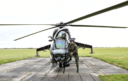 Vojenský výcvik mistrů světa z Dukly v bojovém vrtulníku  - prap. Martin Fuksa a kpt. Barbora Špotáková