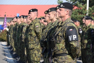 Vojenští policisté na nástupu v Žižkova kasárna Olomouc