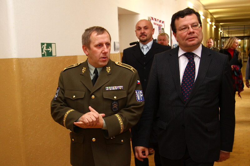 Ministr Alexandr Vondra na návštěvě u Vojenské policie 