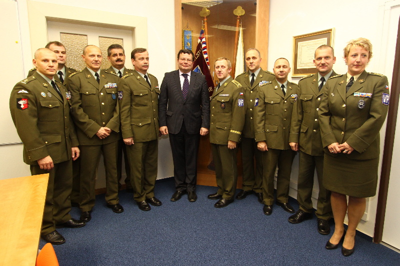Společné foto ministra obrany Alexandra Vondry a hlavních funkcionářů Vojenské policie