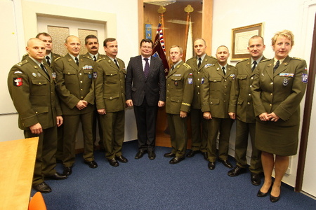 Společné foto ministra obrany Alexandra Vondry a hlavních funkcionářů Vojenské policie
