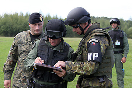 Mnohonárodní prapor VP po pěti letech znovu cvičí ve Vyškově 