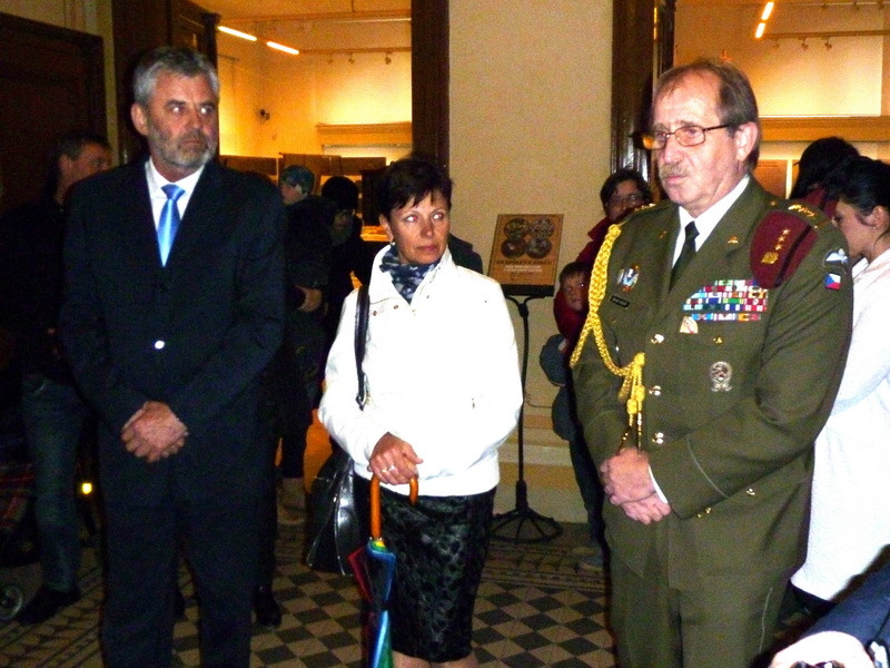 Vpravo bývalý velitel 43. vpr  plk. v. v. Zdeněk Kolář, vlevo starosta Chrudimi Petr Řezníček