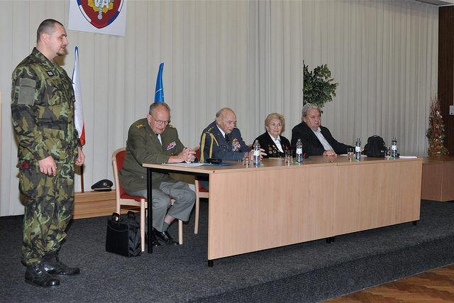 Vrchní praporčík VeV-VA nprap.Jiří Hladík vítá představitele AVS a přímé účastníky bojů 2.sv.války