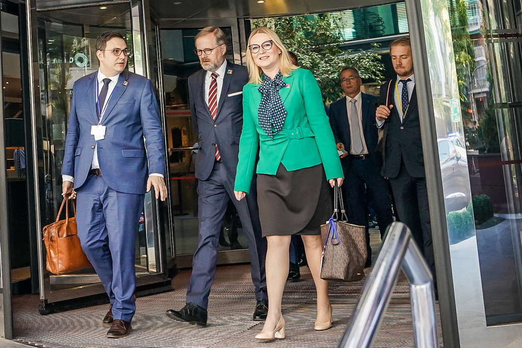 Českou delegaci v Madridu vede premiér Petr Fiala, provázený ministryní obrany Janou Černochovou a ministrem zahraničí Janem Lipavským.