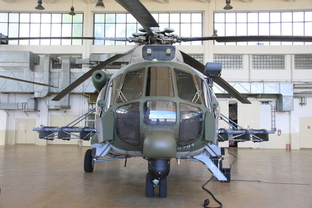 Na čelním pohledu je pod přídí Mi-17Š vidět černá hlavice systému FLIR