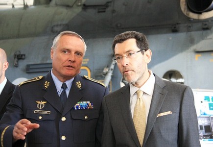 Zástupce náčelníka Generálního štábu brigádní generál Bohuslav Dvořák s velvyslancem USA Normanem Eisenem