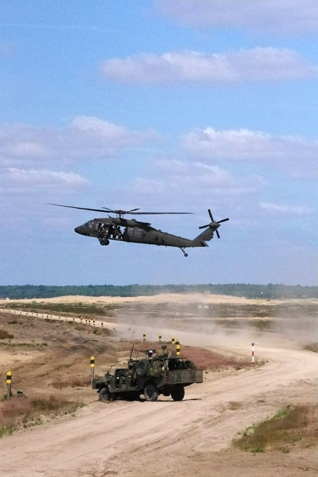 Vrtulník BlackHawk přistává za podpory našich vojáků v Kajmanu