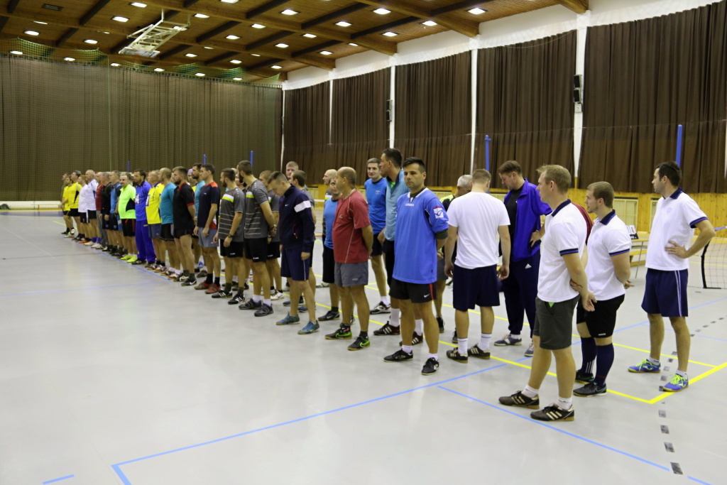 Všech dvacet týmů při zahájení turnaje