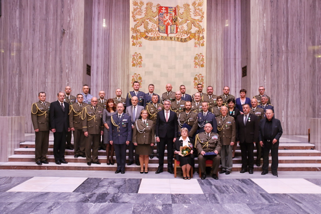 Všichni ocenění na společné fotografii