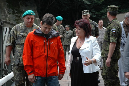 Všichni se společně prošli po nově postaveném mostě