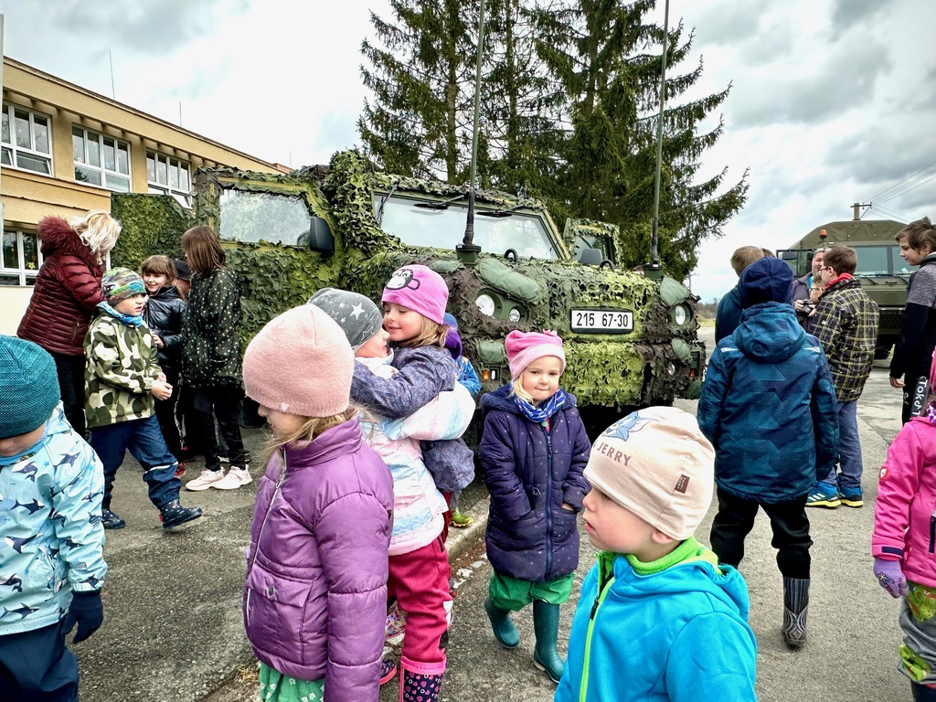 Všichni školáci s ohromnou radostí využili možnost prozkoumat armádní techniku.