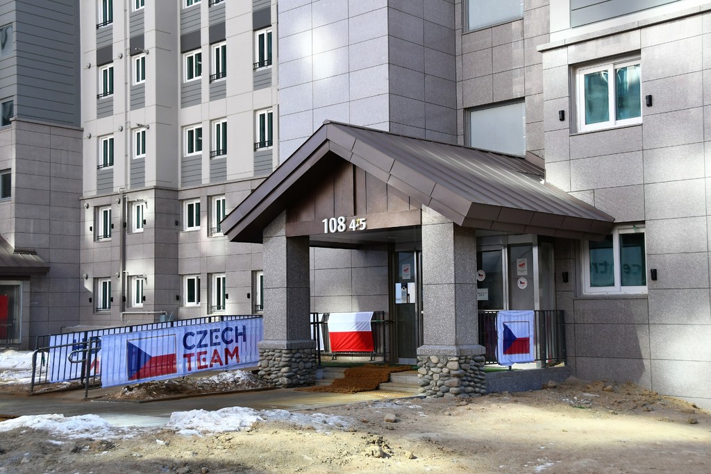 Vstup do budovy sportovců v olympijské vesnici