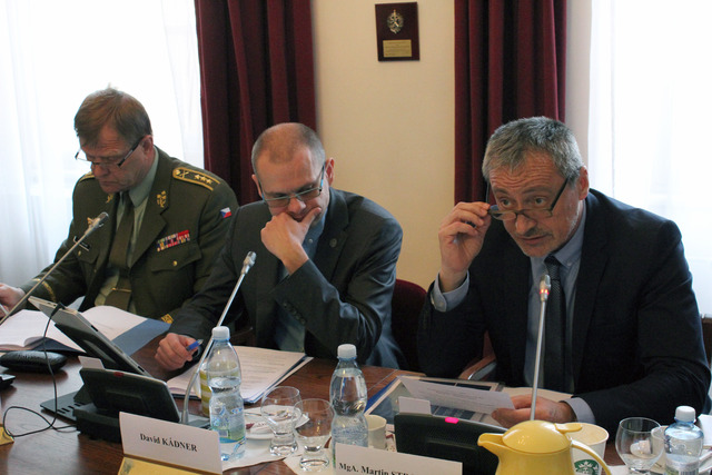 Ministr obrany Martin Stropnický a náčelník Generálního štábu Armády ČR generálporučík Josef Bečvář na jednání výboru pro obranu