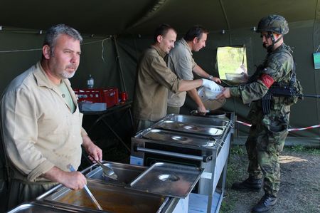 Výdej oběda na základně Tureč