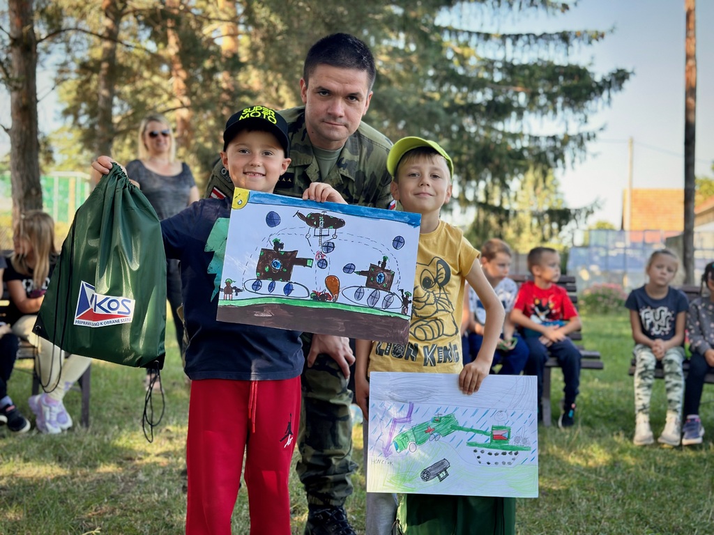 Výherci výtvarné soutěže získali od vojáků odměny s logem POKOS