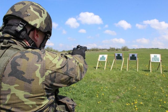 Výsadkář střílí z pistole Phantom