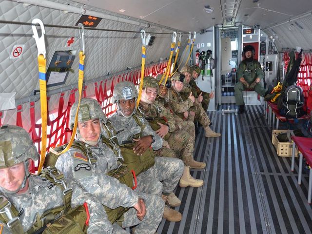 Výsadkáři jsou připraveni k prvnímu seznamovacímu seskoku z letounu CASA.