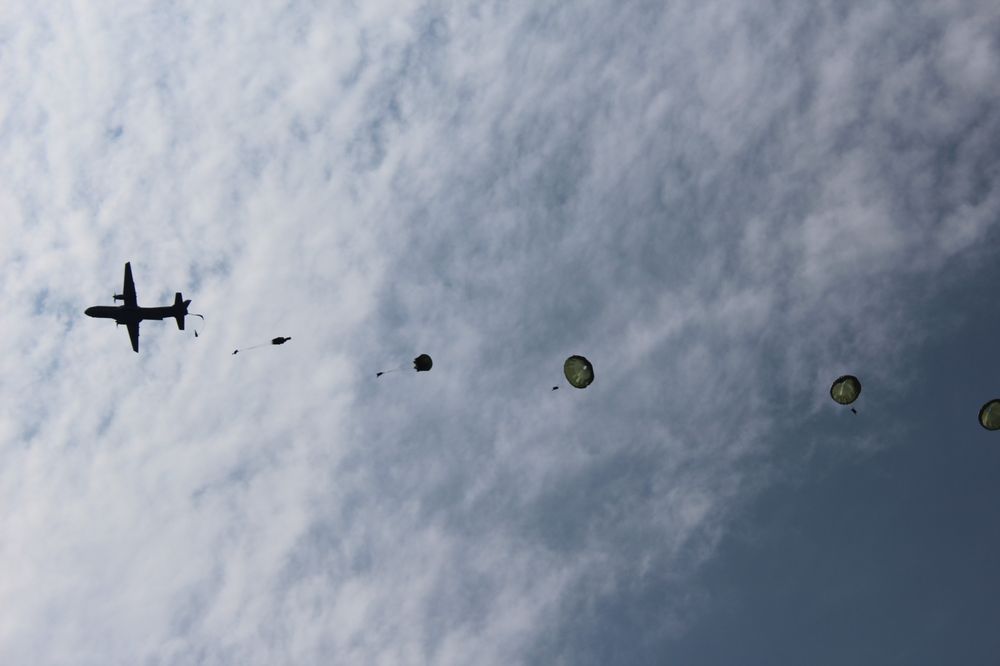 Výsadkáři jsou vysazováni z letounu CASA nad Doupovem