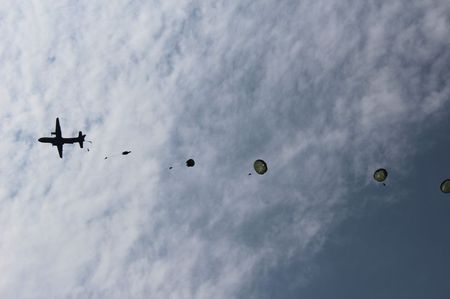 Výsadkáři jsou vysazováni z letounu CASA nad Doupovem