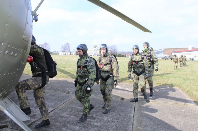 Výsadkáři nastupují do letounu