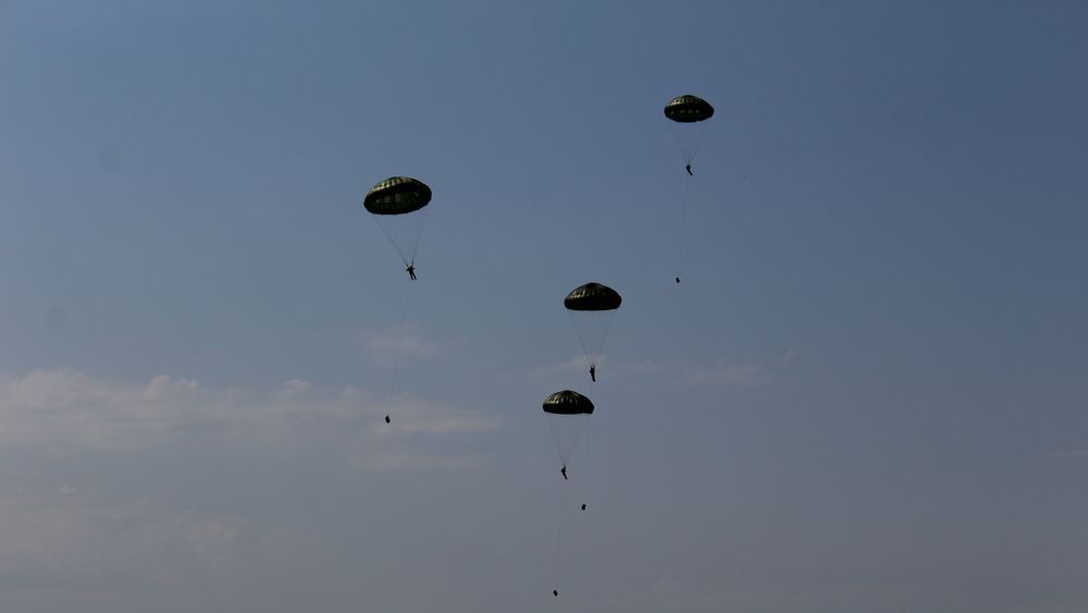 Výsadkáři odhazují výsadkové vaky