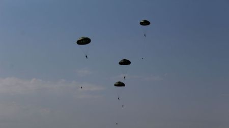 Výsadkáři odhazují výsadkové vaky