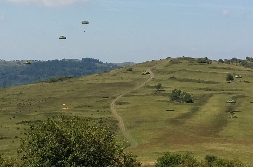 Výsadkáři při snosu do zájmového prostoru