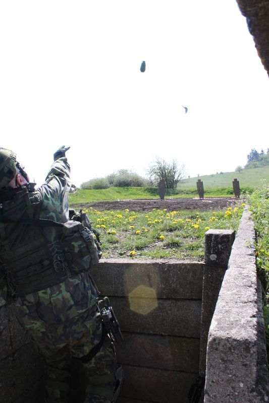 Výsadkáři procvičují házení ručních granátů