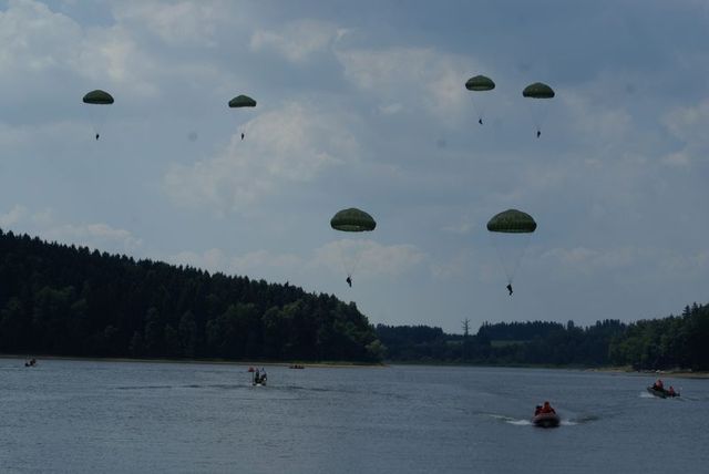 Výsadkáři se snáší na vodní hladinu sečské přehrady