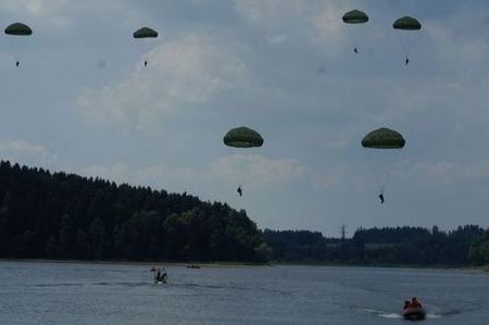 Výsadkáři oslavili výročí seskoky do vody