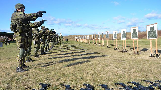 Vojáci potřebují ruční zbraně, ministr obrany o nákupu informoval vládu 