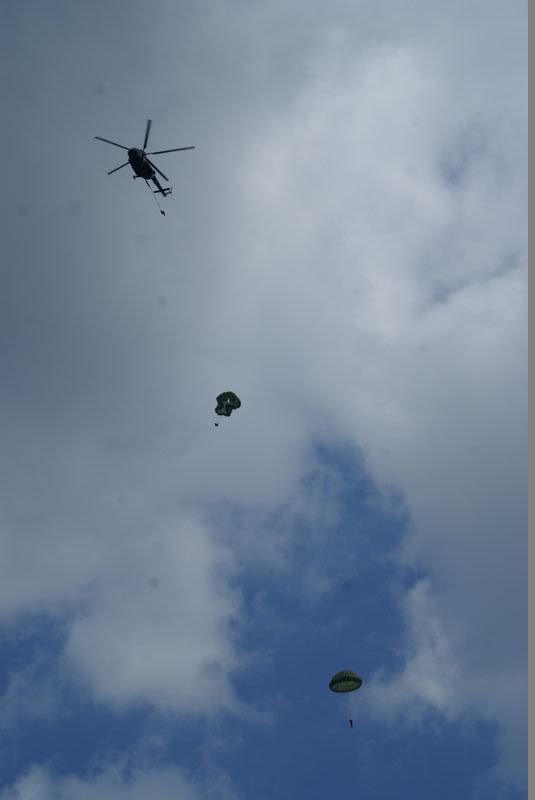 Výsadkáři vyskakují z vrtulníku Mi 171 Š