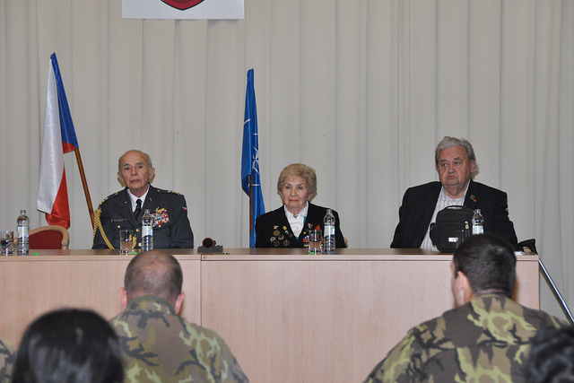 Vyškovským posluchačům své osudy vyprávěli plk. v.v. Pavel Vranský a por.v.v. Vera Biněvská-Holubeva