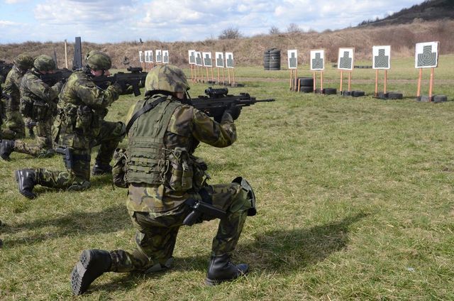 Vysoký klek je střelecká pozice, ve které musí vojáci zasáhnout cíl