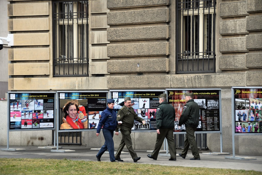 Výstava mapující historii Dukly je instalována před Generálním štábem