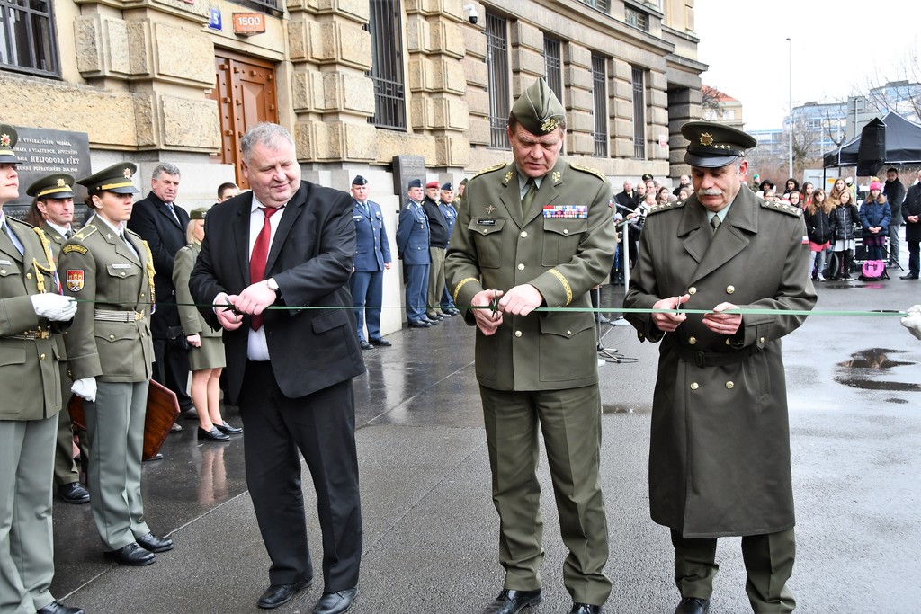 Výstavu otevřeli přestřižením pásky náměstek Rada, NGŠ gen. Bečvář a ředitel ASC DUKLA plk. Priščák