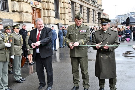 Výstavu otevřeli přestřižením pásky náměstek Rada, NGŠ gen. Bečvář a ředitel ASC DUKLA plk. Priščák